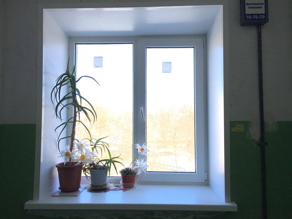 Пластиковое окно 1420*1480 в подъезд кирпичного дома